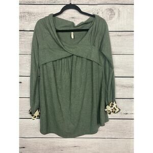 New Ladies Beeson River Boutique Green Animal Print Cuff Sleeve Shirt- Small